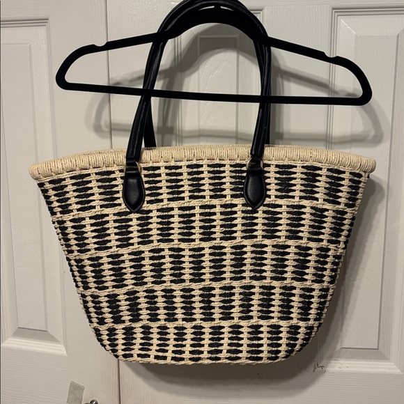 On 34th Isabellaa XL Straw Drawstring Tote - Picture 3 of 8